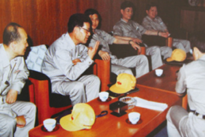 为了学习外国先进手艺和治理要领，，，，前往引进手艺与装备的国家举行实地考察。。。。。薛仲光厂长在日本。。。。。