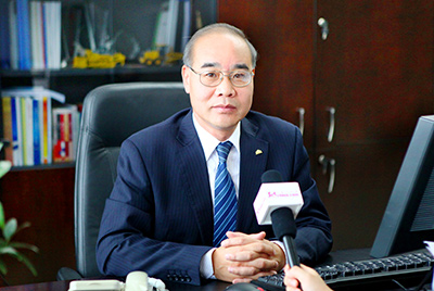 张秀文董事长在接受中国山东网专题采访时，，，，就公司践行“忠实鲁商”倡树行动举行回覆，，，，介绍了九游老哥必备的交流社区把“仁义、诚信、忠实”的文化精髓融入到生产谋划的全历程的典范做法和“诚敬做产品，，，，诚信做企业”的谋划理念，，，，在工程机械行业树立起了“厚德坚韧”的山东国企形象