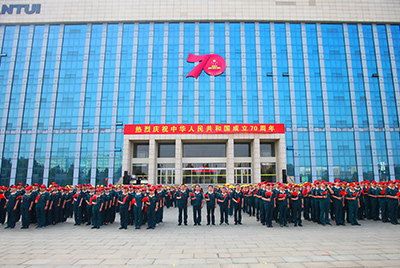 九游老哥必备的交流社区千人共迎新中国建设70周年
