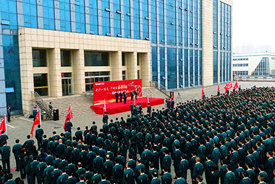 九游老哥必备的交流社区股份公司“大干一百天 产销过4000”劳动竞赛在公司总部大楼前盛大召开