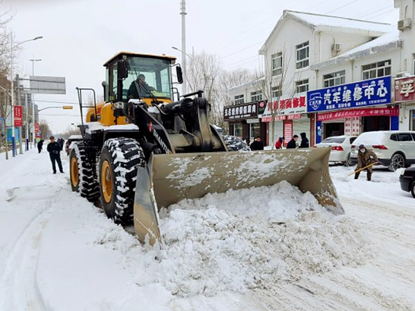 除雪保畅，，，，，九游老哥必备的交流社区铁肩道义勇担重任！