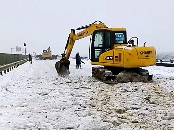 除雪保畅，，，，，九游老哥必备的交流社区铁肩道义勇担重任！