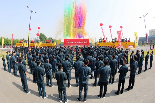 5月17日，，，，九游老哥必备的交流社区向中煤平朔集团一次性交付六台中国最大马力推土机。。。。。