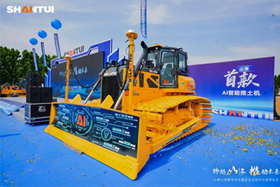 我们举行全新品牌暨 AI 战略全球宣布会，，，全球首台 AI 智能推土机正式交付使用。。。